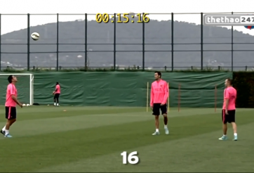 VIDEO: Xavi, Iniesta, Busquets phối hợp tâng bóng trên sân tập